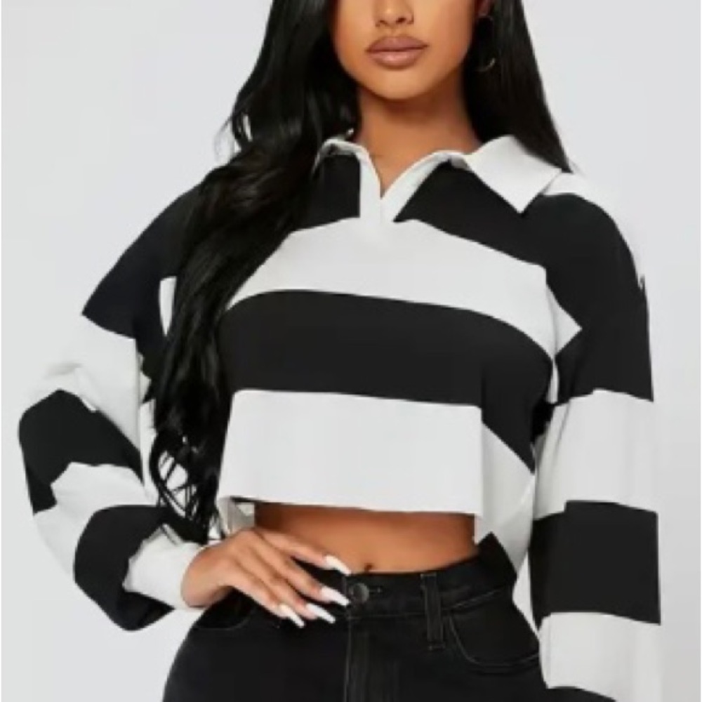 Chic Black and White Striped Crop Top - Picture 4 of 5